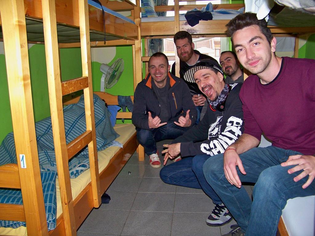 Yo Ho Hostel Варна Экстерьер фото